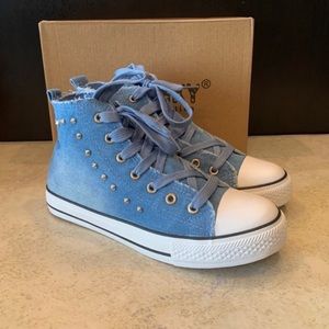 NIB Women’s light denim style high top sneakers SIZE 5.5